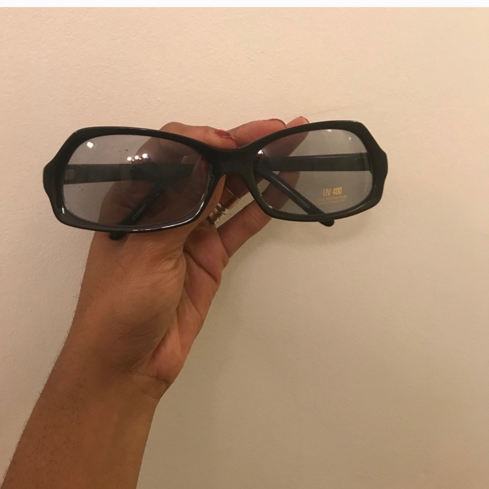 Black 90s sunglasses